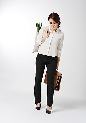 포토 JPG 스튜디오촬영 전신 라이프스타일 여자 서류가방 비즈니스 모션 실내 한명 서기 들기 사람 동양인 성인 앞모습 30대 비즈니스라이프 한국인 비즈니스우먼 장바구니 주부 워킹맘 여자만 여자한명만 성인여자만 성인한명만 성인여자한명만 장년만 장년여자만 장년여자한명만 성인만 국내포토 1 뷰포인트 가방 엄마 인종 내부 생활 장년 쇼핑 바구니 직장인 파일형식