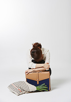 포토 JPG 스튜디오촬영 라이프스타일 여자 서류가방 비즈니스 모션 실내 피곤 한명 사람 앉기 동양인 성인 30대 비즈니스라이프 한국인 비즈니스우먼 장바구니 주부 워킹맘 여자만 여자한명만 성인여자만 성인한명만 성인여자한명만 장년만 장년여자만 장년여자한명만 성인만 국내포토 1 컨셉 가방 엄마 인종 내부 생활 장년 쇼핑 바구니 직장인 파일형식