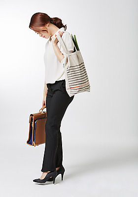 포토 JPG 스튜디오촬영 전신 라이프스타일 여자 서류가방 비즈니스 모션 실내 한명 서기 들기 사람 동양인 성인 옆모습 30대 비즈니스라이프 한국인 비즈니스우먼 장바구니 주부 워킹맘 여자만 여자한명만 성인여자만 성인한명만 성인여자한명만 장년만 장년여자만 장년여자한명만 성인만 국내포토 1 뷰포인트 가방 엄마 인종 내부 생활 장년 쇼핑 바구니 직장인 파일형식