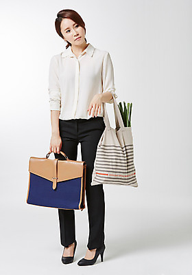 포토 JPG 스튜디오촬영 전신 라이프스타일 여자 서류가방 비즈니스 모션 실내 한명 서기 들기 사람 동양인 성인 앞모습 30대 비즈니스라이프 한국인 비즈니스우먼 장바구니 주부 워킹맘 여자만 여자한명만 성인여자만 성인한명만 성인여자한명만 장년만 장년여자만 장년여자한명만 성인만 국내포토 1 뷰포인트 가방 엄마 인종 내부 생활 장년 쇼핑 바구니 직장인 파일형식