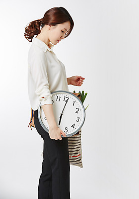 포토 JPG 스튜디오촬영 라이프스타일 여자 시계 서류가방 비즈니스 모션 실내 한명 서기 들기 사람 동양인 상반신 성인 옆모습 30대 비즈니스라이프 한국인 비즈니스우먼 장바구니 주부 워킹맘 6시 여자만 여자한명만 성인여자만 성인한명만 성인여자한명만 장년만 장년여자만 장년여자한명만 성인만 국내포토 1 뷰포인트 가방 엄마 인종 내부 생활 장년 쇼핑 바구니 시간 직장인 파일형식