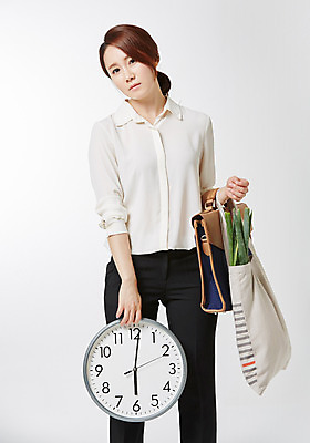 포토 JPG 스튜디오촬영 라이프스타일 여자 시계 서류가방 비즈니스 모션 실내 피곤 한명 서기 들기 사람 동양인 성인 앞모습 30대 비즈니스라이프 한국인 비즈니스우먼 장바구니 워킹맘 6시 여자만 여자한명만 성인여자만 성인한명만 성인여자한명만 장년만 장년여자만 장년여자한명만 성인만 국내포토 1 뷰포인트 컨셉 가방 엄마 인종 내부 생활 장년 쇼핑 바구니 시간 직장인 파일형식