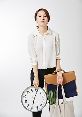 포토 JPG 스튜디오촬영 라이프스타일 여자 시계 서류가방 비즈니스 모션 실내 피곤 한명 서기 들기 사람 동양인 성인 앞모습 30대 비즈니스라이프 한국인 비즈니스우먼 장바구니 워킹맘 6시 여자만 여자한명만 성인여자만 성인한명만 성인여자한명만 장년만 장년여자만 장년여자한명만 성인만 국내포토 1 뷰포인트 컨셉 가방 엄마 인종 내부 생활 장년 쇼핑 바구니 시간 직장인 파일형식