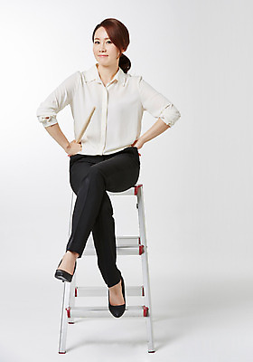 포토 JPG 스튜디오촬영 전신 라이프스타일 여자 비즈니스 사다리 모션 실내 한명 들기 사람 앉기 동양인 성인 앞모습 30대 비즈니스라이프 한국인 비즈니스우먼 지시봉 여자만 여자한명만 성인여자만 성인한명만 성인여자한명만 장년만 장년여자만 장년여자한명만 성인만 국내포토 1 뷰포인트 인종 내부 생활 장년 도구 직장인 파일형식