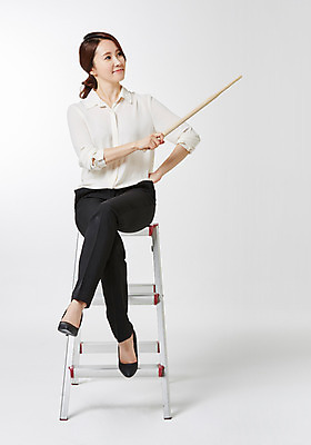 포토 JPG 스튜디오촬영 전신 라이프스타일 여자 비즈니스 사다리 모션 실내 한명 들기 사람 앉기 동양인 성인 앞모습 30대 비즈니스라이프 한국인 가리킴 비즈니스우먼 지시봉 여자만 여자한명만 성인여자만 성인한명만 성인여자한명만 장년만 장년여자만 장년여자한명만 성인만 국내포토 1 뷰포인트 인종 손짓 내부 생활 장년 도구 직장인 파일형식