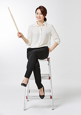 포토 JPG 스튜디오촬영 전신 라이프스타일 여자 비즈니스 사다리 모션 실내 한명 들기 사람 앉기 동양인 성인 앞모습 30대 비즈니스라이프 한국인 비즈니스우먼 지시봉 여자만 여자한명만 성인여자만 성인한명만 성인여자한명만 장년만 장년여자만 장년여자한명만 성인만 국내포토 1 뷰포인트 인종 내부 생활 장년 도구 직장인 파일형식