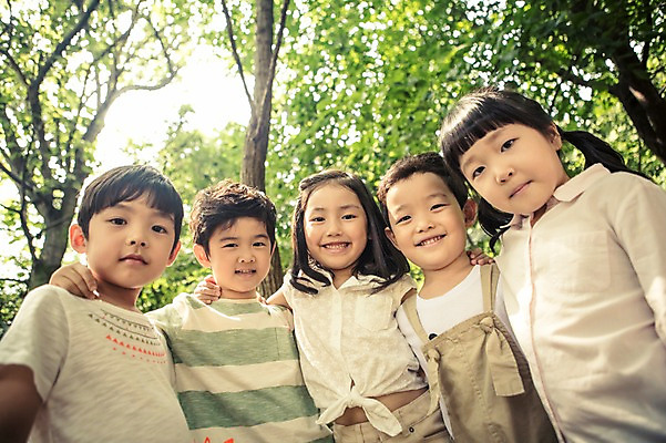 포토 JPG 주간 나무 식물 라이프스타일 여자 남자 어린이라이프 어린이 모션 자연 어깨동무 서기 사람 동양인 여러명 상반신 야외 앞모습 유치원 유치원생 한국인 체험학습 체험 어린이만 국내포토 자연요소 교육 뷰포인트 포즈 다수 컨셉 인종 생활 생태계 파일형식