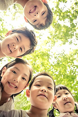 포토 JPG 주간 나무 식물 라이프스타일 여자 남자 어린이라이프 어린이 로우앵글 모션 자연 서기 사람 동양인 여러명 상반신 야외 유치원 유치원생 한국인 체험학습 체험 어린이만 내려보기 국내포토 자연요소 교육 뷰포인트 다수 컨셉 인종 생활 생태계 파일형식