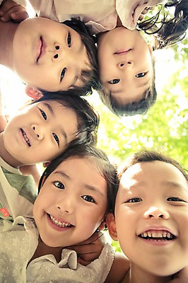 포토 JPG 주간 라이프스타일 여자 남자 어린이라이프 어린이 로우앵글 모션 자연 서기 미소 사람 동양인 여러명 상반신 야외 앞모습 유치원 유치원생 한국인 체험학습 체험 즐거움 어린이만 내려보기 국내포토 자연요소 교육 감정 뷰포인트 다수 컨셉 표정 인종 생활 생태계 파일형식