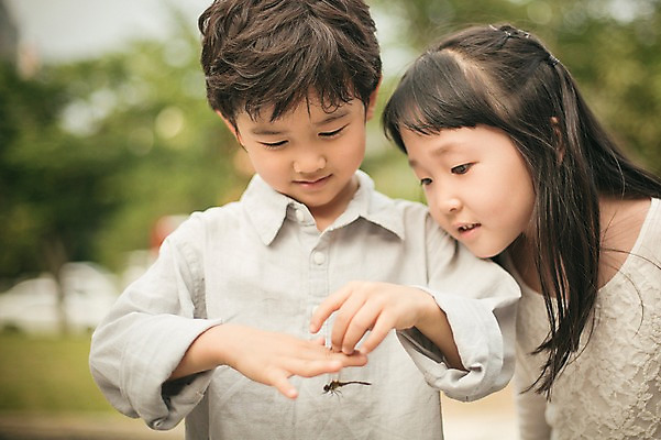 포토 JPG 주간 한마리 라이프스타일 여자 남자 어린이라이프 어린이 곤충 모션 자연 서기 사람 동양인 상반신 야외 두명 앞모습 유치원 유치원생 한국인 체험학습 체험 잠자리 어린이만 국내포토 자연요소 동물 1 교육 뷰포인트 컨셉 인종 생활 생태계 파일형식