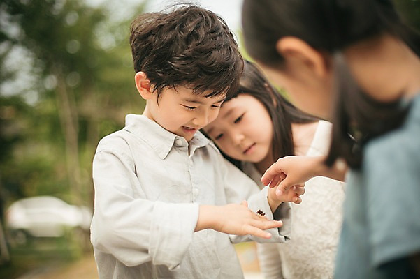 포토 JPG 주간 라이프스타일 여자 남자 어린이라이프 어린이 곤충 모션 서기 들기 사람 동양인 상반신 야외 앞모습 뒷모습 세명 유치원 유치원생 한국인 체험학습 체험 잠자리 어린이만 국내포토 자연요소 동물 교육 뷰포인트 컨셉 인종 생활 파일형식