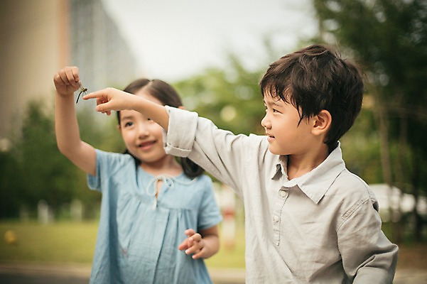 포토 JPG 주간 한마리 라이프스타일 여자 남자 어린이라이프 어린이 곤충 모션 서기 들기 사람 동양인 상반신 야외 두명 앞모습 유치원 유치원생 한국인 체험학습 체험 잠자리 어린이만 국내포토 자연요소 동물 1 교육 뷰포인트 컨셉 인종 생활 파일형식