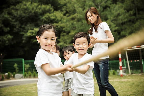 포토 JPG 주간 라이프스타일 여자 남자 어린이라이프 어린이 모션 협력 서기 사람 동양인 여러명 상반신 성인 야외 앞모습 운동 교사 유치원 활발 유치원생 한국인 천진난만 국내포토 자연요소 직업 교육 뷰포인트 다수 컨셉 건강 인종 생활 파일형식