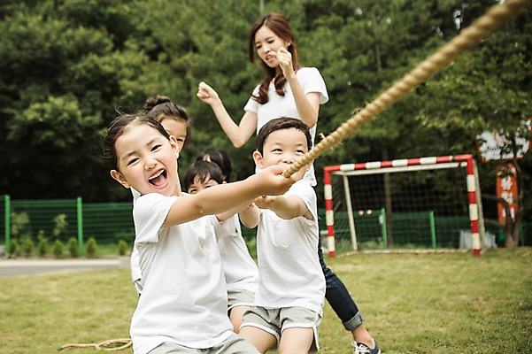 포토 JPG 주간 라이프스타일 여자 남자 어린이라이프 어린이 밧줄 모션 협력 서기 사람 동양인 여러명 상반신 성인 야외 앞모습 운동 교사 유치원 활발 유치원생 한국인 당기기 천진난만 국내포토 자연요소 직업 교육 줄 뷰포인트 다수 컨셉 건강 인종 생활 파일형식