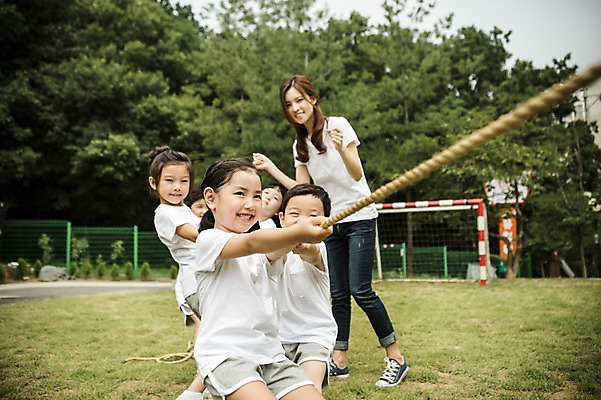 포토 JPG 주간 라이프스타일 여자 남자 어린이라이프 어린이 밧줄 모션 협력 서기 사람 동양인 여러명 상반신 성인 야외 운동 교사 유치원 활발 유치원생 한국인 줄다리기 천진난만 국내포토 자연요소 직업 교육 줄 다수 컨셉 놀이 건강 인종 생활 파일형식