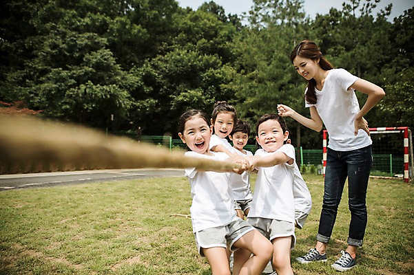 포토 JPG 주간 전신 라이프스타일 여자 남자 어린이라이프 어린이 모션 협력 서기 사람 동양인 여러명 상반신 성인 야외 앞모습 운동 교사 유치원 활발 유치원생 한국인 즐거움 줄다리기 천진난만 국내포토 자연요소 직업 교육 감정 뷰포인트 다수 컨셉 놀이 건강 인종 생활 파일형식