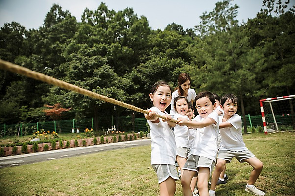 포토 JPG 주간 라이프스타일 여자 남자 어린이라이프 어린이 모션 협력 서기 사람 동양인 여러명 상반신 성인 야외 앞모습 운동 교사 유치원 활발 유치원생 한국인 즐거움 줄다리기 천진난만 국내포토 자연요소 직업 교육 감정 뷰포인트 다수 컨셉 놀이 건강 인종 생활 파일형식
