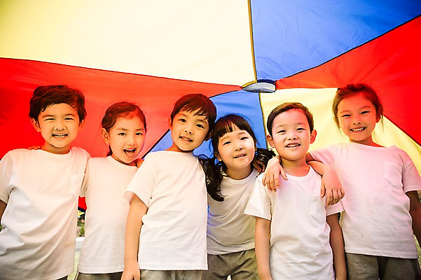 포토 JPG 주간 라이프스타일 여자 남자 어린이라이프 어린이 모션 어깨동무 서기 사람 동양인 여러명 상반신 야외 앞모습 운동 우정 유치원 활발 유치원생 한국인 천진난만 어린이만 국내포토 자연요소 교육 뷰포인트 포즈 다수 컨셉 건강 인종 생활 친구 파일형식