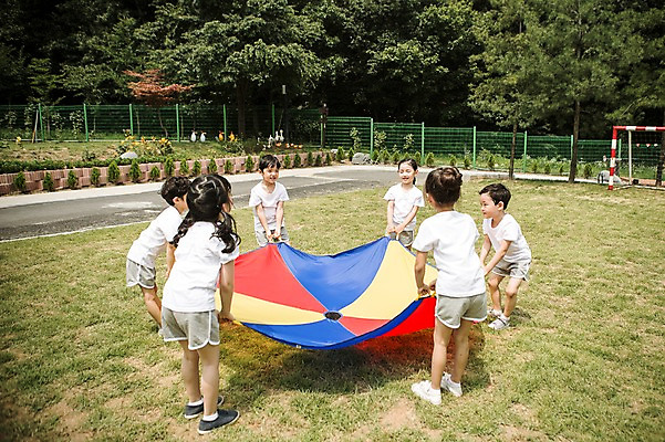 포토 JPG 주간 전신 라이프스타일 여자 남자 어린이라이프 어린이 모션 놀이 협력 서기 들기 사람 동양인 여러명 야외 앞모습 뒷모습 운동 유치원 활발 유치원생 한국인 즐거움 천진난만 어린이만 국내포토 자연요소 교육 감정 뷰포인트 다수 컨셉 건강 인종 생활 파일형식