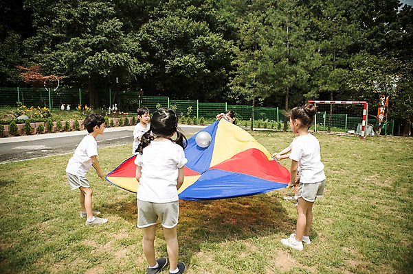 포토 JPG 주간 전신 라이프스타일 여자 남자 어린이라이프 어린이 모션 놀이 협력 서기 들기 사람 동양인 여러명 야외 운동 유치원 활발 유치원생 한국인 즐거움 천진난만 어린이만 국내포토 자연요소 교육 감정 다수 컨셉 건강 인종 생활 파일형식