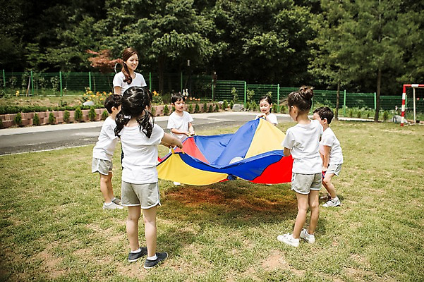포토 JPG 주간 전신 라이프스타일 여자 남자 어린이라이프 어린이 모션 놀이 협력 서기 들기 사람 동양인 여러명 성인 야외 운동 교사 유치원 활발 유치원생 한국인 즐거움 천진난만 국내포토 자연요소 직업 교육 감정 다수 컨셉 건강 인종 생활 파일형식