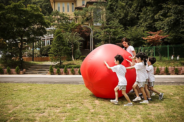 포토 JPG 주간 전신 라이프스타일 여자 남자 어린이라이프 어린이 모션 협력 사람 동양인 여러명 성인 야외 운동 교사 유치원 활발 유치원생 한국인 즐거움 굴리기 천진난만 국내포토 자연요소 직업 교육 감정 다수 컨셉 건강 인종 생활 파일형식