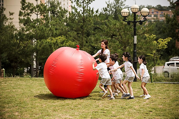 포토 JPG 주간 전신 라이프스타일 여자 남자 어린이라이프 어린이 모션 협력 사람 동양인 여러명 성인 야외 운동 교사 유치원 활발 유치원생 한국인 즐거움 굴리기 천진난만 국내포토 자연요소 직업 교육 감정 다수 컨셉 건강 인종 생활 파일형식