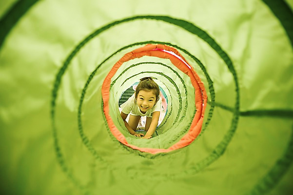 포토 JPG 주간 라이프스타일 여자 어린이라이프 어린이 모션 한명 미소 사람 동양인 야외 앞모습 운동 유치원 활발 유치원생 한국인 즐거움 기어가기 천진난만 여자만 여자한명만 어린이만 소녀만 소녀한명만 국내포토 자연요소 1 교육 감정 뷰포인트 컨셉 표정 건강 인종 생활 파일형식