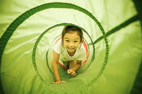 포토 JPG 주간 라이프스타일 여자 어린이라이프 어린이 모션 한명 사람 동양인 상반신 야외 앞모습 운동 유치원 활발 유치원생 한국인 즐거움 기어가기 천진난만 여자만 여자한명만 어린이만 소녀만 소녀한명만 국내포토 자연요소 1 교육 감정 뷰포인트 컨셉 건강 인종 생활 파일형식