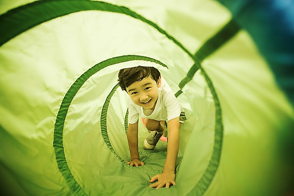 포토 JPG 주간 전신 라이프스타일 남자 어린이라이프 어린이 엎드리기 모션 한명 미소 사람 동양인 야외 앞모습 운동 유치원 활발 유치원생 한국인 즐거움 기어가기 천진난만 남자만 남자한명만 어린이만 소년만 소년한명만 국내포토 자연요소 1 교육 감정 뷰포인트 컨셉 표정 건강 인종 생활 파일형식