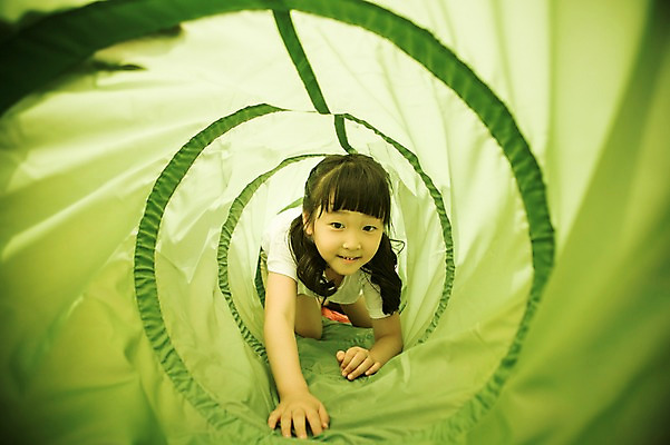 포토 JPG 주간 라이프스타일 여자 어린이라이프 어린이 엎드리기 모션 한명 사람 동양인 상반신 야외 앞모습 운동 유치원 활발 유치원생 한국인 즐거움 기어가기 천진난만 여자만 여자한명만 어린이만 소녀만 소녀한명만 국내포토 자연요소 1 교육 감정 뷰포인트 컨셉 건강 인종 생활 파일형식