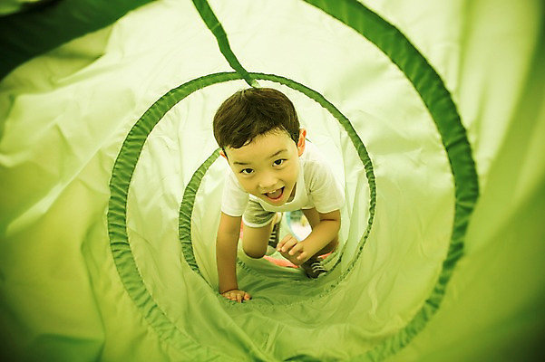 포토 JPG 주간 전신 라이프스타일 남자 어린이라이프 어린이 엎드리기 모션 한명 미소 사람 동양인 야외 앞모습 유치원 활발 유치원생 한국인 체험 즐거움 기어가기 천진난만 남자만 남자한명만 어린이만 소년만 소년한명만 국내포토 자연요소 1 교육 감정 뷰포인트 컨셉 표정 인종 생활 파일형식