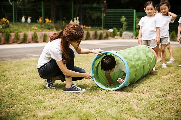 포토 JPG 주간 전신 라이프스타일 여자 남자 어린이라이프 어린이 모션 서기 사람 앉기 동양인 여러명 성인 야외 운동 교사 유치원 활발 유치원생 한국인 즐거움 기어가기 천진난만 국내포토 자연요소 직업 교육 감정 다수 컨셉 건강 인종 생활 파일형식