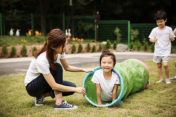 포토 JPG 주간 전신 라이프스타일 여자 남자 어린이라이프 어린이 모션 미소 사람 앉기 동양인 여러명 상반신 성인 야외 교사 유치원 활발 유치원생 한국인 체험 즐거움 기어가기 천진난만 국내포토 자연요소 직업 교육 감정 다수 컨셉 표정 인종 생활 파일형식