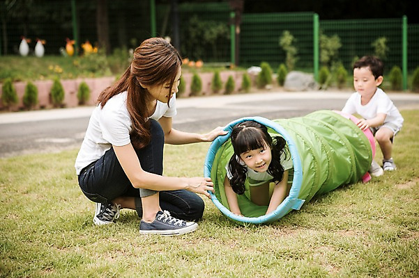 포토 JPG 주간 전신 라이프스타일 여자 남자 어린이라이프 어린이 모션 서기 사람 앉기 동양인 상반신 성인 야외 세명 교사 유치원 활발 유치원생 한국인 즐거움 기어가기 천진난만 국내포토 자연요소 직업 교육 감정 컨셉 인종 생활 파일형식