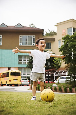 포토 JPG 주간 전신 라이프스타일 남자 어린이라이프 어린이 축구공 모션 팔벌리기 한명 서기 미소 사람 동양인 야외 앞모습 축구 유치원 활발 유치원생 한국인 즐거움 천진난만 남자만 남자한명만 어린이만 소년만 소년한명만 국내포토 자연요소 1 교육 감정 뷰포인트 컨셉 공 축구용품 표정 인종 생활 구기 파일형식