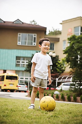 포토 JPG 주간 전신 라이프스타일 남자 어린이라이프 어린이 축구공 모션 한명 서기 미소 사람 동양인 야외 앞모습 축구 유치원 활발 유치원생 한국인 즐거움 천진난만 남자만 남자한명만 어린이만 소년만 소년한명만 국내포토 자연요소 1 교육 감정 뷰포인트 컨셉 공 축구용품 표정 인종 생활 구기 파일형식