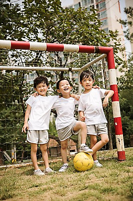 포토 JPG 주간 전신 라이프스타일 남자 어린이라이프 어린이 축구공 모션 어깨동무 사람 동양인 야외 앞모습 세명 축구 유치원 활발 유치원생 한국인 골대 즐거움 천진난만 남자만 어린이만 소년만 국내포토 자연요소 교육 감정 뷰포인트 포즈 컨셉 공 축구용품 인종 생활 구기 파일형식