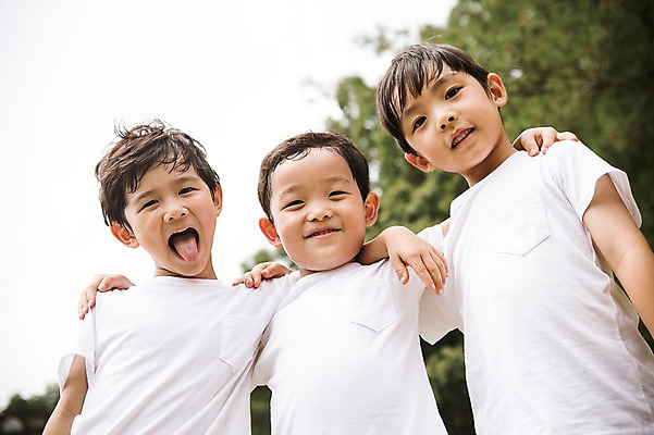 포토 JPG 주간 라이프스타일 남자 어린이라이프 어린이 로우앵글 모션 어깨동무 사람 동양인 상반신 야외 앞모습 세명 유치원 활발 유치원생 한국인 즐거움 천진난만 남자만 어린이만 소년만 국내포토 자연요소 교육 감정 뷰포인트 포즈 컨셉 인종 생활 파일형식
