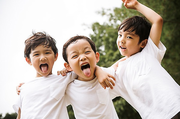 포토 JPG 주간 라이프스타일 남자 어린이라이프 어린이 모션 어깨동무 사람 동양인 상반신 야외 앞모습 세명 유치원 활발 유치원생 한국인 즐거움 메롱 천진난만 남자만 어린이만 소년만 국내포토 자연요소 교육 감정 뷰포인트 포즈 컨셉 인종 생활 파일형식