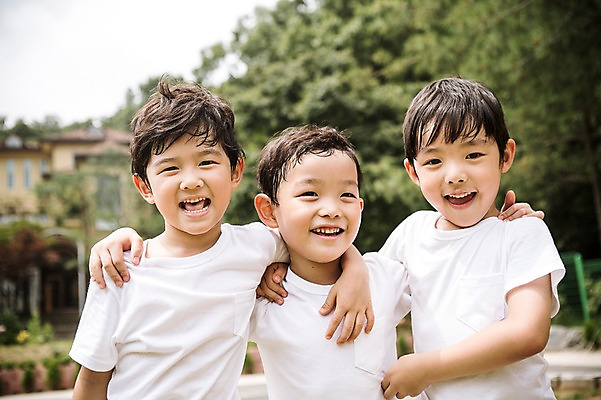 포토 JPG 주간 라이프스타일 남자 어린이라이프 어린이 모션 어깨동무 미소 사람 동양인 상반신 야외 앞모습 세명 유치원 활발 유치원생 한국인 즐거움 천진난만 남자만 어린이만 소년만 국내포토 자연요소 교육 감정 뷰포인트 포즈 컨셉 표정 인종 생활 파일형식