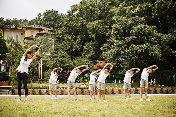 포토 JPG 주간 전신 라이프스타일 여자 남자 어린이라이프 어린이 모션 서기 사람 동양인 여러명 성인 야외 앞모습 운동 교사 스트레칭 유치원 활발 한국인 즐거움 손뻗기 국내포토 자연요소 직업 교육 감정 뷰포인트 다수 컨셉 건강 인종 생활 파일형식