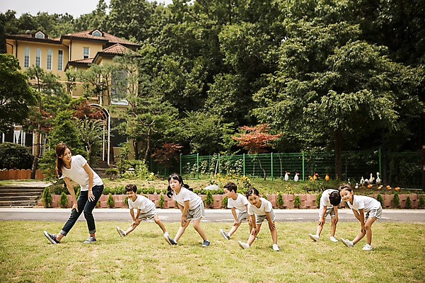 포토 JPG 주간 전신 라이프스타일 여자 남자 어린이라이프 어린이 모션 서기 사람 동양인 여러명 성인 야외 앞모습 운동 교사 스트레칭 유치원 활발 한국인 즐거움 국내포토 자연요소 직업 교육 감정 뷰포인트 다수 컨셉 건강 인종 생활 파일형식