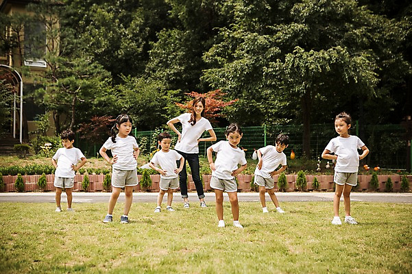 포토 JPG 주간 전신 라이프스타일 여자 남자 어린이라이프 어린이 모션 서기 사람 동양인 여러명 성인 야외 앞모습 운동 교사 스트레칭 유치원 활발 한국인 즐거움 국내포토 자연요소 직업 교육 감정 뷰포인트 다수 컨셉 건강 인종 생활 파일형식