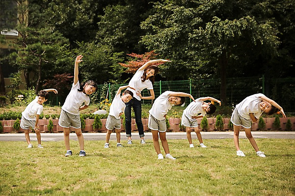 포토 JPG 주간 전신 라이프스타일 여자 남자 어린이라이프 어린이 모션 서기 사람 동양인 여러명 성인 야외 앞모습 운동 교사 스트레칭 유치원 활발 한국인 즐거움 국내포토 자연요소 직업 교육 감정 뷰포인트 다수 컨셉 건강 인종 생활 파일형식