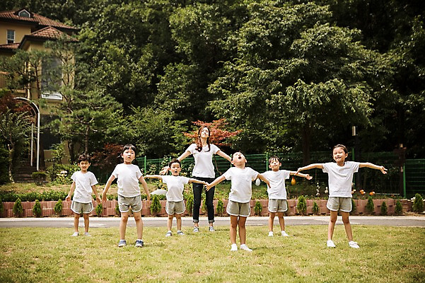 포토 JPG 주간 전신 라이프스타일 여자 남자 어린이라이프 어린이 모션 서기 사람 동양인 여러명 성인 야외 앞모습 운동 교사 스트레칭 유치원 활발 한국인 호흡 즐거움 국내포토 자연요소 직업 교육 감정 뷰포인트 다수 컨셉 건강 인종 생활 파일형식