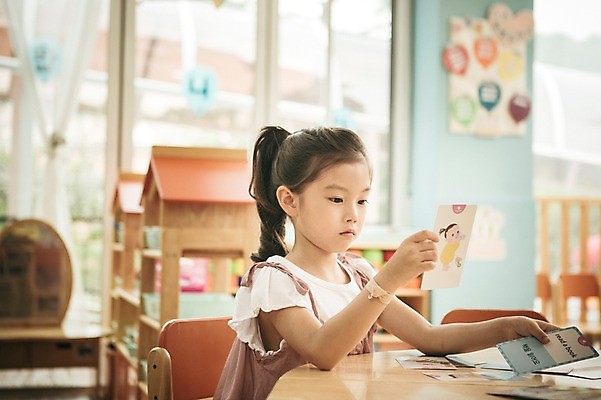 포토 JPG 주간 라이프스타일 여자 어린이라이프 어린이 모션 탁자 실내 한명 들기 사람 앉기 동양인 상반신 야외 유치원 유치원생 한국인 퀴즈 집중 단어카드 여자만 여자한명만 어린이만 소녀만 소녀한명만 국내포토 자연요소 1 교육 가구 컨셉 인종 내부 생활 파일형식 단어장