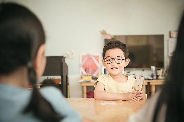 포토 JPG 주간 라이프스타일 여자 남자 어린이라이프 어린이 모션 실내 미소 들기 사람 앉기 동양인 상반신 야외 앞모습 뒷모습 세명 유치원 한국인 퀴즈 집중 단어카드 어린이만 안경낌 국내포토 자연요소 교육 안경 뷰포인트 컨셉 표정 인종 내부 생활 파일형식 단어장
