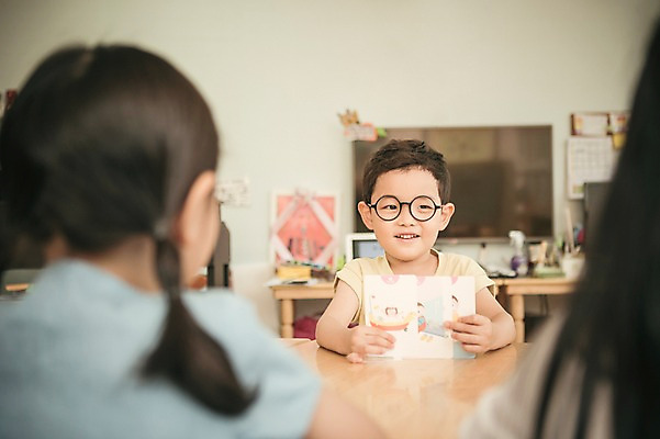 포토 JPG 주간 라이프스타일 여자 남자 어린이라이프 어린이 모션 실내 들기 사람 앉기 동양인 상반신 야외 앞모습 뒷모습 세명 유치원 유치원생 한국인 퀴즈 집중 단어카드 어린이만 안경낌 국내포토 자연요소 교육 안경 뷰포인트 컨셉 인종 내부 생활 파일형식 단어장