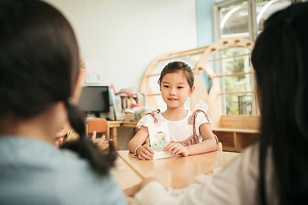 포토 JPG 주간 라이프스타일 여자 어린이라이프 어린이 모션 실내 미소 들기 사람 앉기 동양인 야외 앞모습 뒷모습 세명 유치원 한국인 퀴즈 집중 단어카드 여자만 어린이만 소녀만 국내포토 자연요소 교육 뷰포인트 컨셉 표정 인종 내부 생활 파일형식 단어장